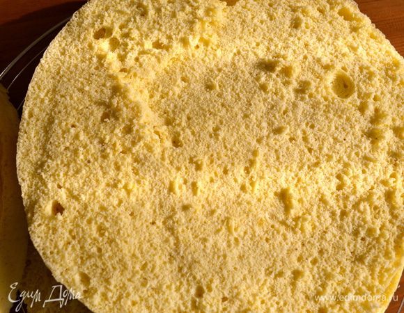 Приготовить и испечь бисквит. По схеме приготовления классического бисквита отделить желтки от белков. Взбить желтки с половиной указанного в ингредиентах количества сахара до пышной пены. Отдельно взбить до пиков белки с оставшейся половиной сахара. Осторожно соединить белки с желтками, перемешивая плавными движениями снизу вверх. Затем к яичной массе добавить соединенные вместе и просеянные муку, крахмал и ванилин. Аккуратно все перемешать и вылить тесто в разъемную форму (26 см), предварительно смазанную маслом и присыпанную мукой. Выпекать бисквит при 180 С 30-35 минут. Достать из духовки и дать ему остыть на решетке. Уже остывший бисквит разрезать на три части. В торте мы будем использовать только среднюю вырезанную часть бисквита...   