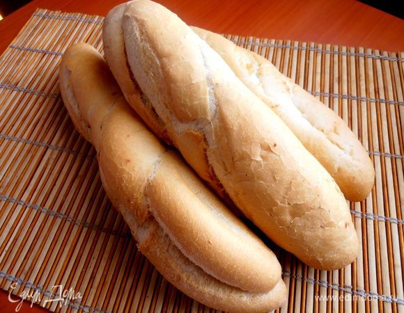 Нужно сбегать в магазин за свежими багетами... Нам нравятся среднего размера (по 120 г ),удобные в переноске и ломать можно,как большой)))