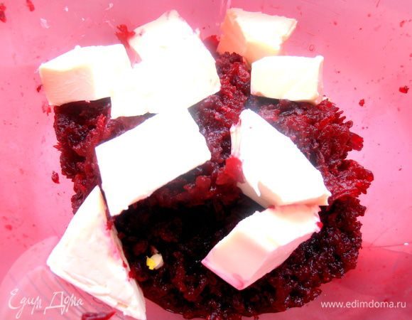 Выкладываем в свеклу 1-2 плавленных сырка по 100 г (они нужны для связки и для вкуса!).