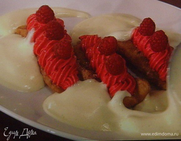 для ванильного соуса:  оставшаяся 1/2 стручка ванили и зёрнышки добавить к сливкам и молоку, добавить сахар, закипятить ( до первых пузырьков). Стручок удалить.