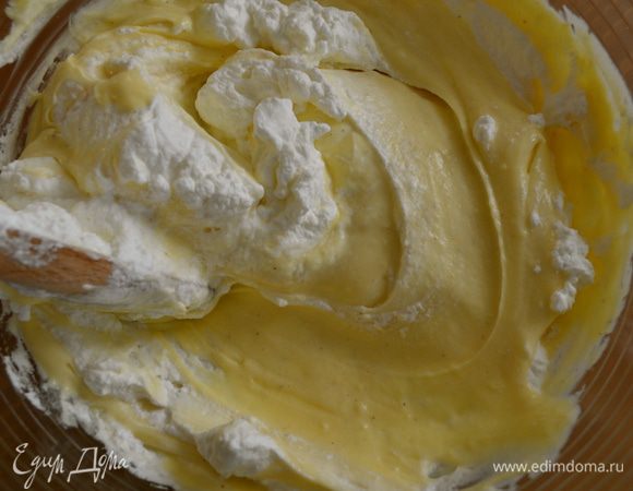 Осторожно перемешивая, частями ввести взбитые сливки в уже остывший заварной крем.