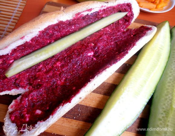 Намазываем равномерно на внутреннюю часть багета свекольный фарш, слегка прижимая. Вкладываем внутрь полоску из свежего огурца...