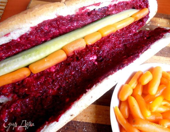 Выкладываем нашу мини-морковку вдоль огурчика...Морковь,кстати,можно отварить вместе со свеклой,только вынуть её раньше!