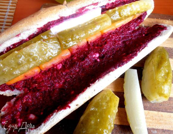 Ну,и солёный ( или маринованный!) огурчик-это святое...,для пикантности! Если Вам лень укладывать по долькам (или катастрофически время поджимает!),то можно ВСЮ начинку просто нарезать и перемешать!