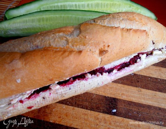 Смазываем края разреза сливочным маслом и соединяем!