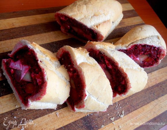 Утром снимаем плёнку и нарезаем тяжёленький багет острым большим ножом на порции,пропиливая корку,чтобы не придавить начинку...