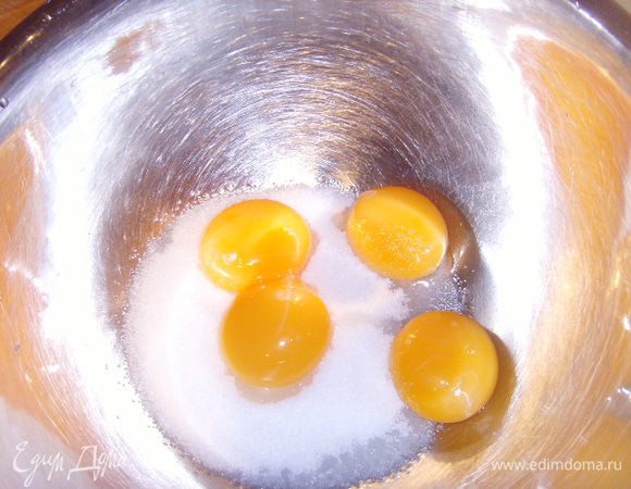 Желатин замочить в холодной воде. Яйца  взбить с сахаром на водяной бане (я делала двойную порцию и за не имением коричневого сахара, использовала белый). 



