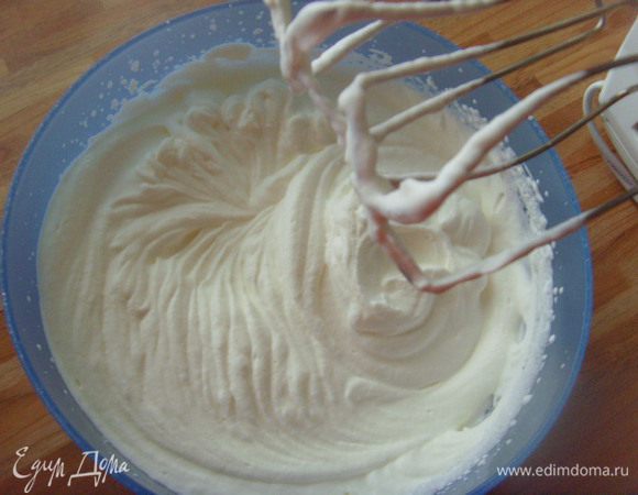 Сливки взбить и постепенно смешать с молочно яичной смесью. Охладить.