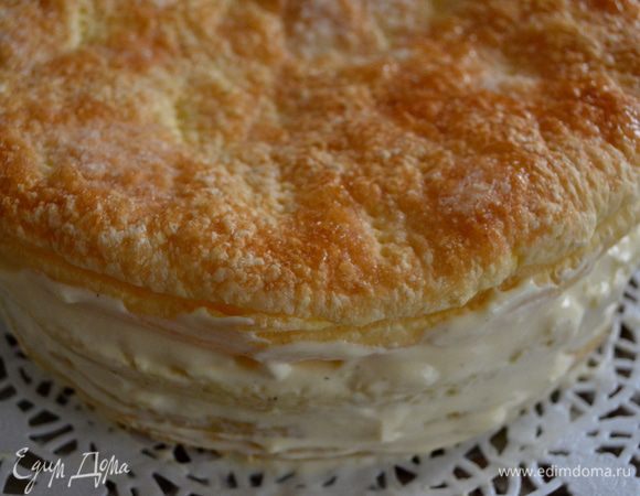 Накрыть вторым коржом из слоеного теста.