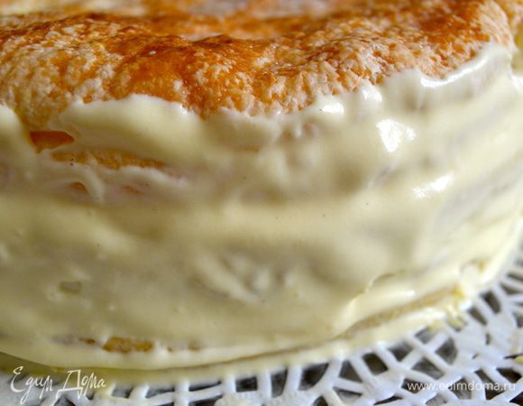 Смазать кремом бока торта. 