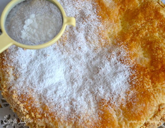 После чего верх торта обильно присыпать сахарной пудрой!!!... Много сахарной пудры!!! ))