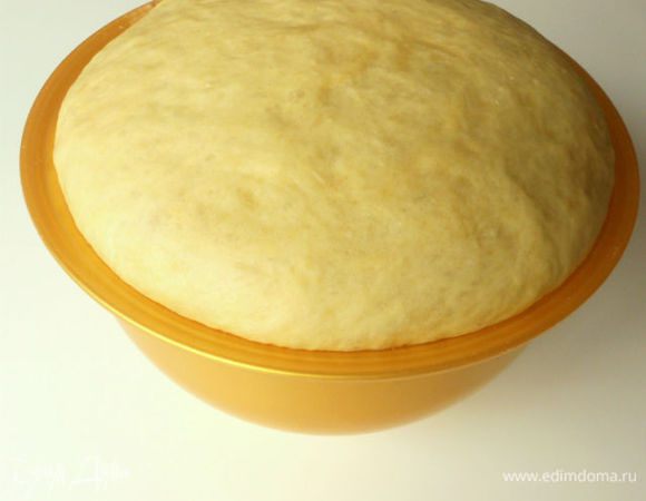 Добавить размягчённое сливочное масло, тщательно вымешивая до однородности. Собрать тесто  в миске в шар, накрыть и в тёплом месте дать ему удвоиться в объёме, примерно 3-4 часа. У меня поднялось более, чем достаточно за 2 часа.