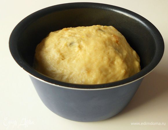 Высокую 2-х литровую форму для куличей выстлать вощёной бумагой (дно и стенки), смазать маслом или возьмите 2 формы по 1 литру.
Тесто вынуть из миски на присыпанную мукой поверхность, добавить частями изюм, цукаты, лимонную цедру (  и миндаль), вымесить, сформовать шар и положить в форму. 