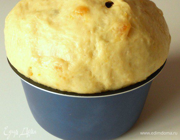 Накрыть свободно пластиковым пакетом и опять в тёплое место примерно на 1- 2 часа , пока тесто не поднимется значительно выше края формы. Важно вовремя снять пакет, чтобы тесто не прилипло к нему. (Т.е. расправленный чистый пакет свободно надеть на форму с тестом и оставить воздушное пространство под ним)