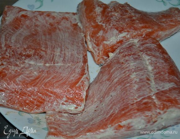 Подготовить гриль или духовку до 200 гр. Убрать семги маринад, промокнуть излишки бумажным полотенцем. Если делаете в духовке противень застелить фольгой. И готовить 6 мин. сторона или до готовности.