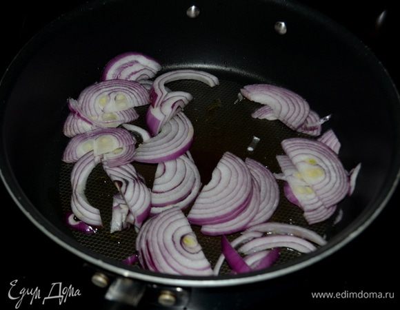 На большой сковороде разогреем оливковое масло. Выложить порезанный лук, у меня красный, посолить. Закрыть крышкой и тушить 20 мин. Добавить бальзамический уксус и готовить еще 20 мин., помешивая. Готовый лук убрать на тарелку или в контейнер.