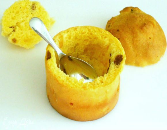  и удалите из середины мякиш, оставив стенки толщиной 3-4 см . У маленьких куличиков достаточно оставлять стенки в 1 см. В миске смешать изюм и цукаты, полить ликёром и оставить на 10-15 мин (желательно дольше). 