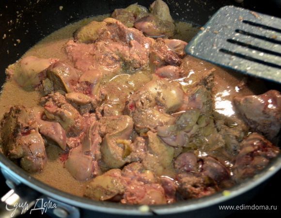 Для куриного паштета: разогреем сковороду, выльем оливковое масло. Добавим анчоусы, чеснок и каперсы. Готовим на среднем огне как анчоусы разойдутся.
Затем куриную печень и готовим вместе примерно 5 мин. или как печень будет  почти готова. Добавим вино и тушим пока жидкость не убавится наполовину.