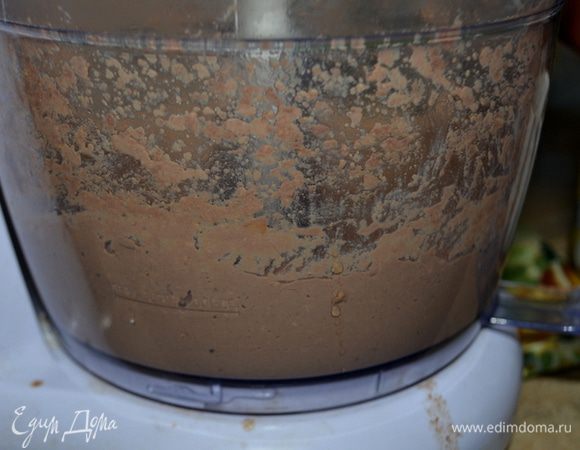 Выложим все в фудпроцессор посолим и добавим оливковое масло,если надо и взбиваем до однородной массы.