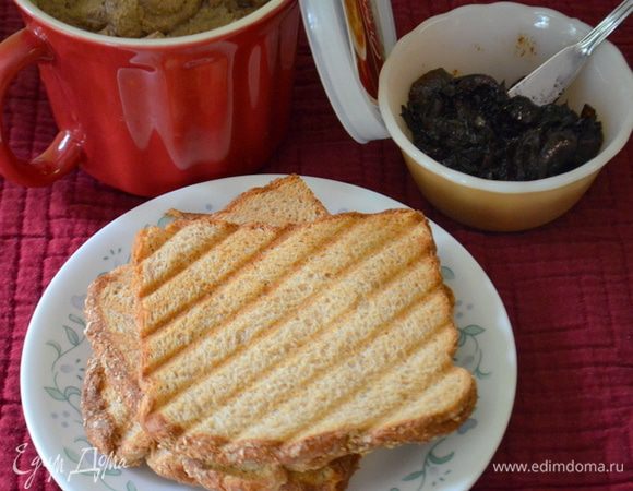Подаем с багетом или хлебом по вашему вкусу, сверху выкладываем бальзамический лук. Приятного аппетита.