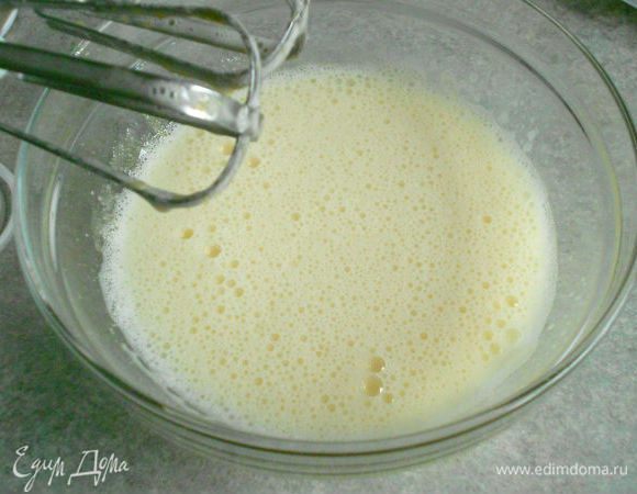 Растопить сливочное масло

Взбить хорошо яйца с сахаром.
Разогреть духовку до 180*С/ с конвектором 160* С.