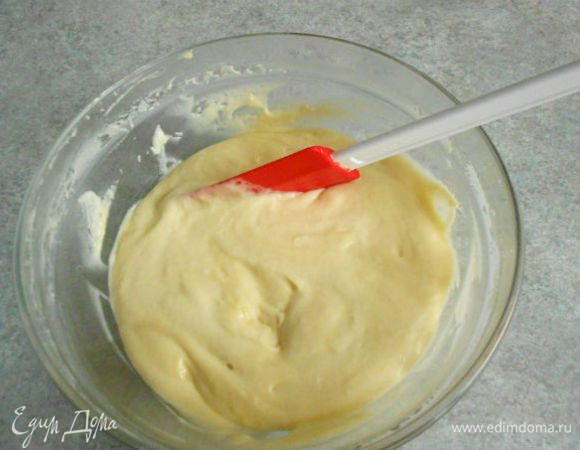 Смешать вместе и просеять муку и разрыхлитель, соль. Соединить  яичную смесь с маслом, добавить сухую смесь, хорошо перемешать до однородности и разделить тесто на 2 части.