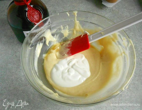 Во вторую миску с тестом добавить сметану, ликёр и 30 г муки, перемешать. Переложить оба теста в 2 кондитерских мешка с насадками, проходящими в отверстия в скорлупках.