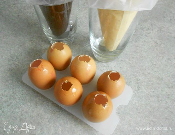 Наливать немного масла в скорлупки и, поворачивая их, смазать стенки.Излишки переливать в другую скорлупку.