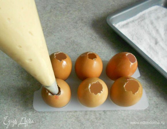 Наполнить каждую, чередуя тесто, на 2/3 объёма. Тёмное  и светлое тесто получается немного разной плотности и консистенции, поэтому при чередовании образуется интересный рисунок.