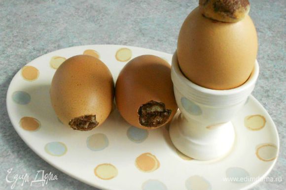 С горячих испечённых яиц сразу срезать аккуратно излишки вылезшего теста и оттереть его следы мокрой губкой. После остывания уже невозможно будет это сделать.