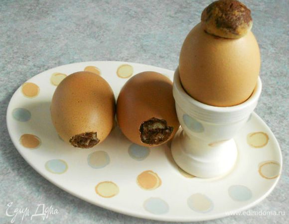 С горячих испечённых яиц сразу срезать аккуратно излишки вылезшего теста и оттереть его следы мокрой губкой. После остывания уже невозможно будет это сделать.