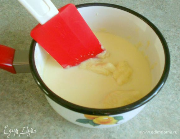 Для остальных яиц приготовить ганаш: нагреть сливки, снять с огня и добавить кусочки белого шоколада, тщательно размешать.