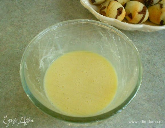 Накрыть пищевой плёнкой и убрать в холодильник.