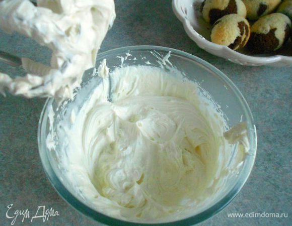 Когда смесь загустеет, взбить её миксером до мягкого крема.