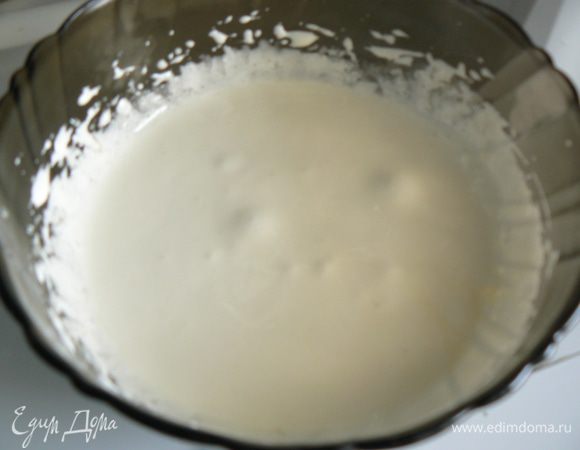 отделим желтки от белков, Очень хорошо взбиваем желтки с половиной нормы сахара и обязательно добавим щепотку соли. 