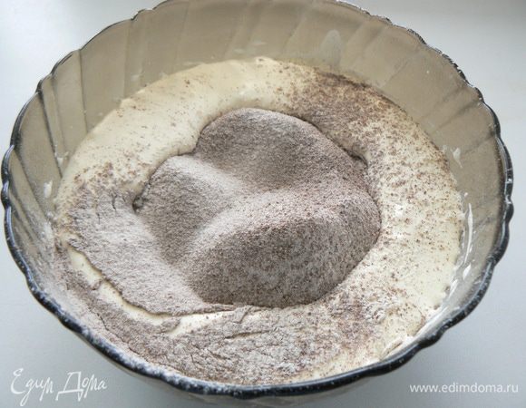 Муку смешаем с черемухой и разрыхлителем  добавим в желтковую массу. Все хорошо перемешиваем . Получается достаточно густая вязкая масса 