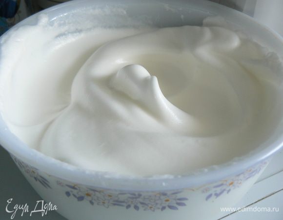  яичные белки взбить в пену и тоненькой струйкой всыпаем сахар и продолжаем взбивать до крепкой пены 