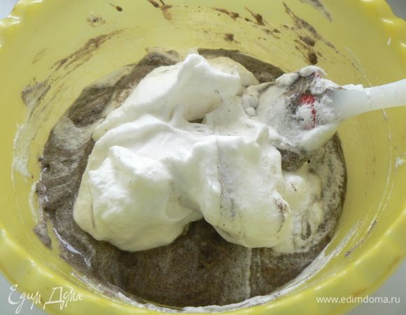  в желтково - мучную смесь добавим 1/4 белка и осторожно перемешиваем массу. Как только всё соединилось, добавим еще столько же и продолжаем все перемешивать (именно перемешивать движением сверху в низ!) И так вмешиваем всю белковую массу. При этом не должно быть комочков. 
