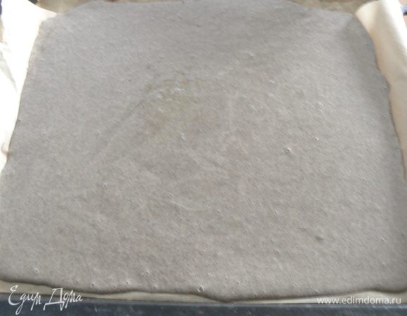 застилить лист пекарской бумагой. Вылить массу на противень, разровняем лопаткой . И очень АККУРАТНО ставим в духовку . Минут через 6 (раньше не открывать!) проверьте готовность палочкой. пласт пекся минут 12, 
