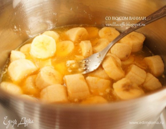 Кастрюльку поставить на средний огонь. Довести до кипения и разминая бананы, сварить кашицу (после того, как кашица закипит, поварить минут 5-7). Выключить огонь.