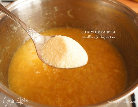 Если вы будете использовать обычное желе, которое необходимо замачивать в воде, то добавьте в него 5-6 ст. ложек воды. Оставьте до разбухания, а затем распустите (или в микроволновке или на огне), не доводя до кипения. Распущенное желе добавить в банановую кашу и перемешать. У меня желе, которое не требует замачивания, поэтому я сразу его добавила к бананам.