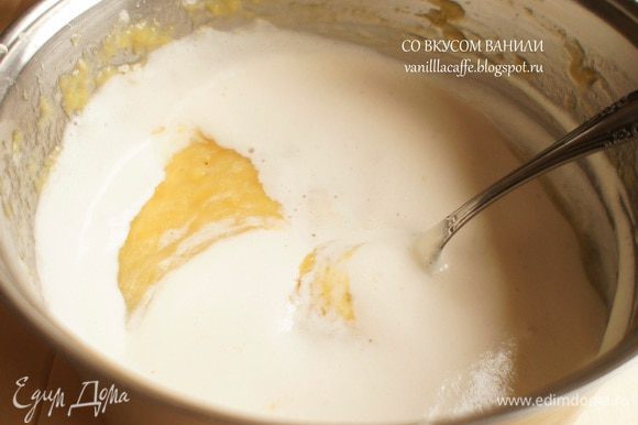 Взбитое молоко аккуратно подмешать к банановой массе.