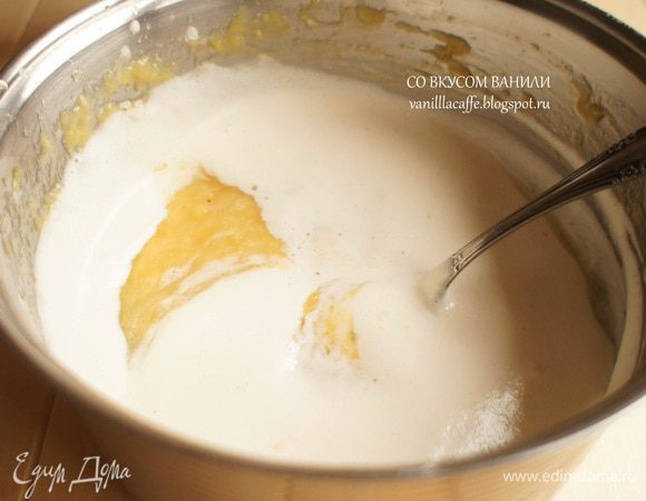 Взбитое молоко аккуратно подмешать к банановой массе.