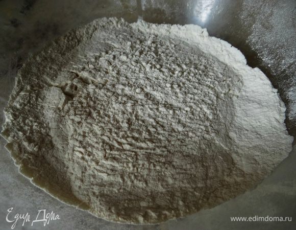 Просеять муку, разрыхлитель, соль. Отставить в сторону.