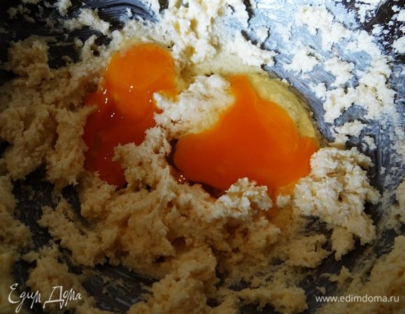 В отдельной посуде взбить масло и сахар. Добавить яйцо и желток, хорошо перемешать. Влить ванильную эссенцию, еще раз все взбить.