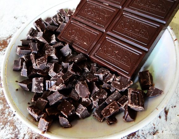 Так как у меня нету ни шоколадных чипсов, ни шоколадных шариков, то я просто взяла 100 г черного шоколада и порубила ножом. Результат особо не пострадал :-)