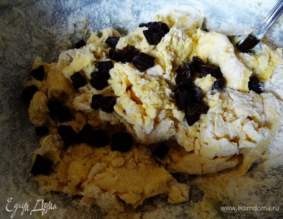 Вмешать кусочки в тесто.