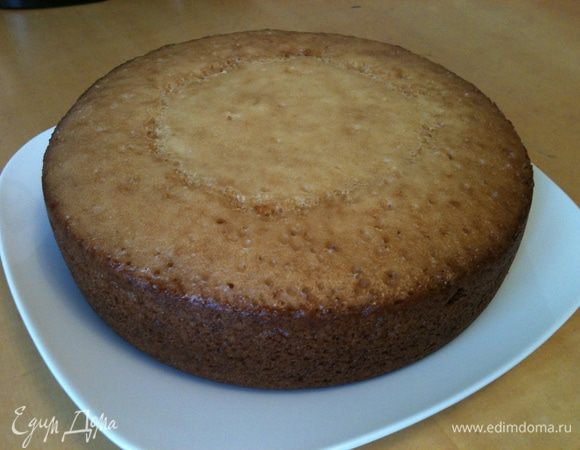 Выливаем тесто в смазанную чашу мультиварки. Выпекаем на режиме ВЫПЕЧКА 1 час. Судя по тому как закарамелизовался (потемнел) мякиш кекса, можно было и 40 минутами обойтись!