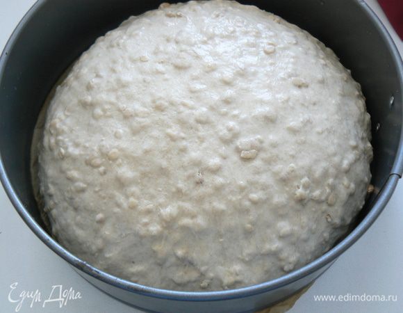 Перед выпечкой смазать теплой водой.