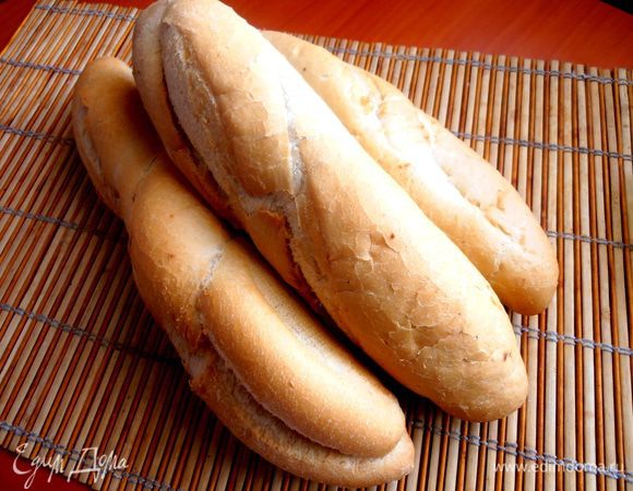 Багеты мы берём средние, по 27 см каждый (удобно нести из магазина,а ломаются также аппетитно,как и большие!).